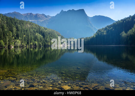 Zone de protection du paysage. Achstürze Piburger Lake voir et les Alpes en arrière-plan. Tirol plus ancien de réserves naturelles. Oetz, alpes montagnes culturelle unique Banque D'Images