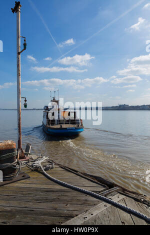 Tilbury à Gravesend 'Duchess' Ferry laissant Tilbury sur un passage à niveau régulières Banque D'Images