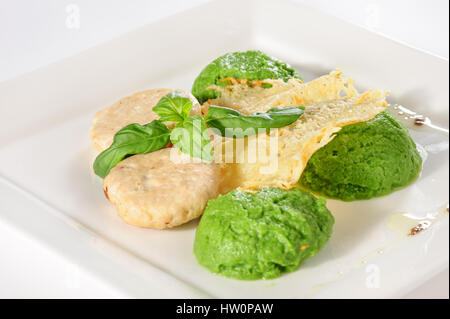 Boulettes de pommes de terre à la vapeur avec de la Purée de brocoli Banque D'Images