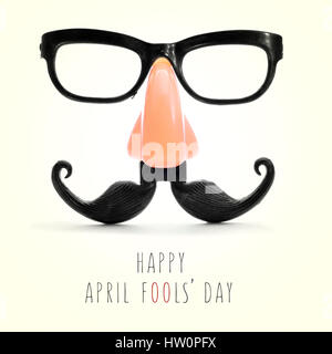 Les lunettes, les faux nez et la moustache et le texte happy April Fools Day dans un fond beige, avec un effet rétro Banque D'Images