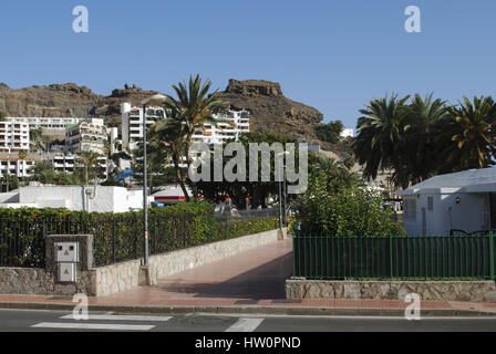 Vue sur la ville avec des bâtiments blancs dans les montagnes. Puerto Rico, Gran Canaria, Espagne. Banque D'Images