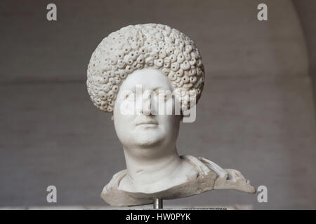 Buste en marbre d'une femme romaine d'environ 80 après J.-C. sur l'affichage dans le Musée Glyptothèque de Munich, Bavière, Allemagne. Soulevées coiffures, formées par le mélange et l'étranger propres cheveux, ont été très fréquentes au cours de la dynastie des Flaviens (Vespasien, Titus, Domitien) à la cour et à l'extérieur. Banque D'Images