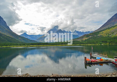 Swiftcurrent Lake et de nombreux glaciers Lodge dans le Glacier National Park, Montana, USA Banque D'Images