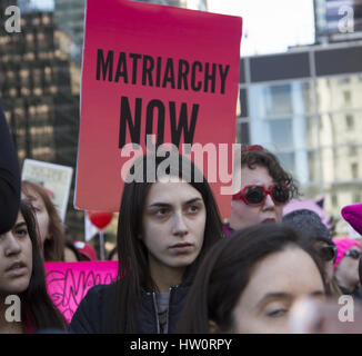 La Journée internationale de la femme mars & Rallye de Trump International Hotel à New York City, donner un message à la moitié de la population, les femmes, en particulier le gouvernement et l'administration d'Atout responsable de ses actions. Banque D'Images