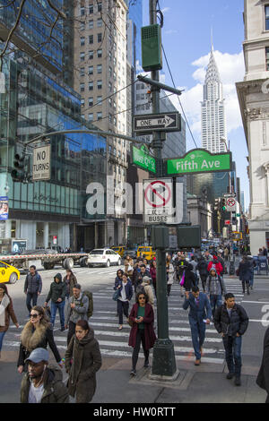 Intersection de la 42e Rue et 5e Avenue, avec l'emblématique bâtiment Chrysler menace jusqu'à l'arrière-plan à Midtown Manhattan, New York City Banque D'Images