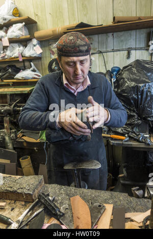 Européenne d'experts formés cordonnier travaille dans son atelier dans le quartier de Windsor Terrace, Brooklyn, New York. Banque D'Images