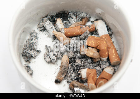 Cendrier plein de cigarettes isolated on white Banque D'Images