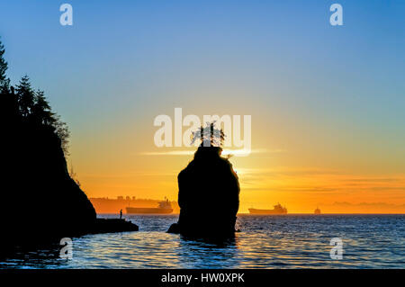 Silhouette au coucher du soleil, la digue rocher Siwash, Stanley Park, Vancouver, British Columbia Canada Banque D'Images