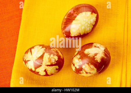 Oeufs de Pâques décorés sur fond textile coloré Banque D'Images