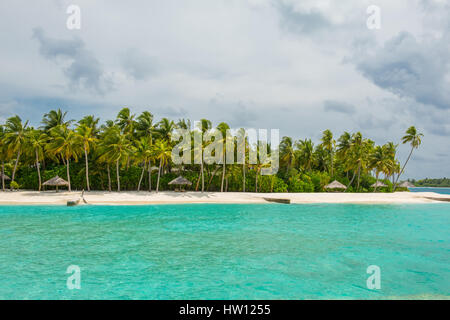 Les Maldives, Rangali Island. Conrad Hilton Resort. Plage de sable blanc et l'océan. Banque D'Images