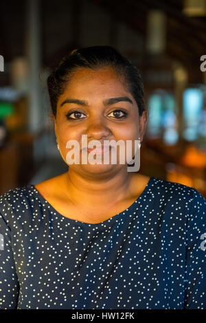 Les Maldives, Rangali Island. Conrad Hilton Resort. Zainab Shihab, employé. Banque D'Images