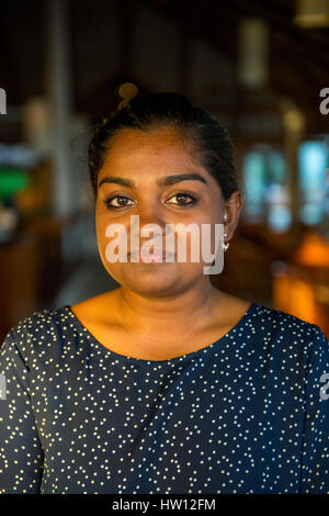 Les Maldives, Rangali Island. Conrad Hilton Resort. Zainab Shihab, employé. Banque D'Images