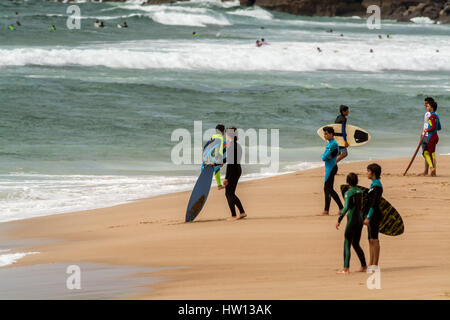 Guincho au Portugal. 16 mai 2014. Les surfeurs sur la plage de Guincho en fin d'après-midi, la plage de Guincho est à Cascais à environ 50 km de Lisbonne, Cascais, 16 mai 2014. Banque D'Images