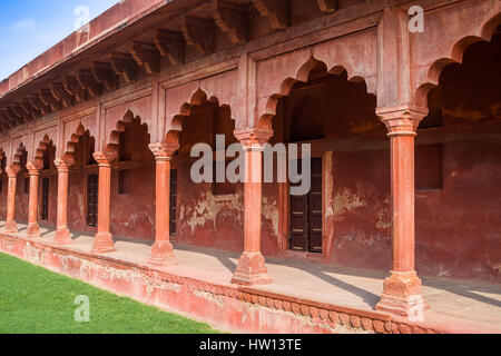 L'architecture de Mughal en grès rouge à côté du Taj Mahal à Agra, Inde. Banque D'Images