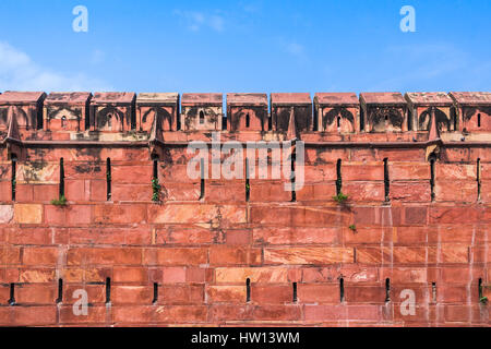 Les murs et remparts de l'Agra fort construit par les Moghols dans l'État indien de l'Uttar Pradhesh. Banque D'Images