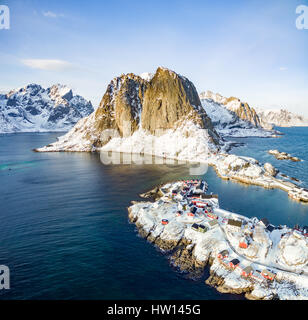 Au-dessus de Hamnoy, îles Lofoten, Norvège. Une journée ensoleillée en hiver Banque D'Images