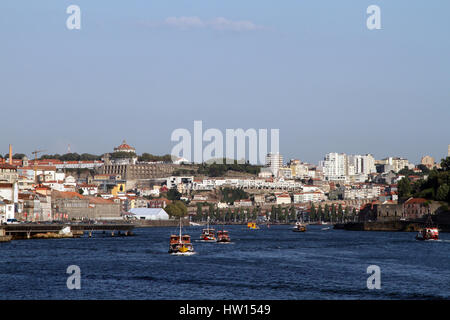 Bateau de tourisme sur le fleuve Douro à Porto, au Portugal, avec la ville en arrière-plan Banque D'Images