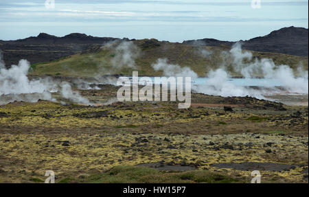 Dans la zone géothermique de Krisuvik région volcanique de l'Islande, de fumeurs de champs de lave volcanique. Banque D'Images