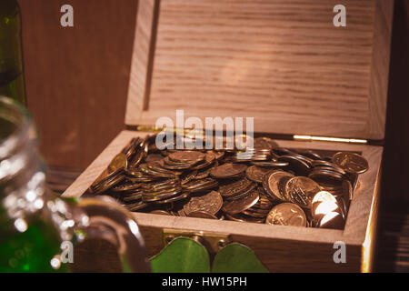 Poitrine de vieilles pièces de collection Banque D'Images