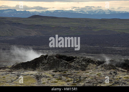 Dans la zone géothermique de Krafla région volcanique de l'Islande, de fumeurs de champs de lave volcanique. Banque D'Images