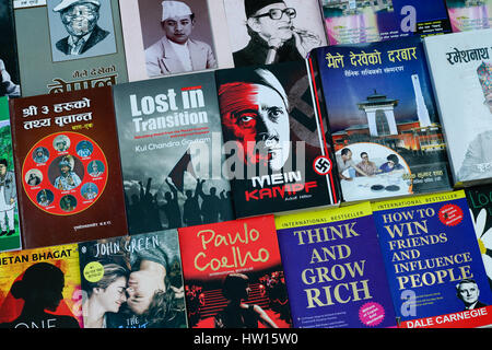 Le Népal Katmandou, vendeur de livre sur rue, vente de livre nazi d'Adolf Hitler 'Mein Kampf' mon combat à côté de Paul Coelho, John Green, pensez et devenez riche, perdu dans la transition et autres livres Banque D'Images