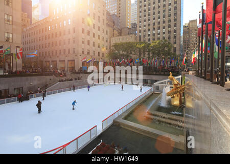 USA, New York, New York, Manhattan, Rockefeller Center, patinoire Banque D'Images