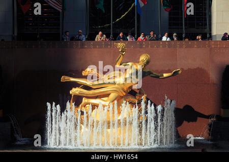 USA, New York, New York, Manhattan, Rockefeller Center, patinoire, Prometheus Statue Banque D'Images