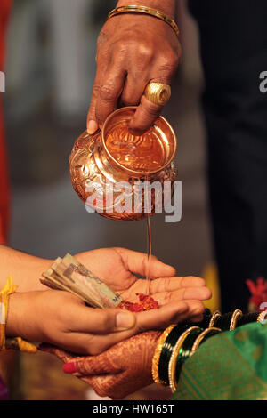 Kanyadaan ou don d'une cérémonie de mariage de jeune fille hindoue rituel. Banque D'Images