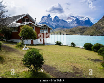 Hosteria Pehoe au lac Pehoe, Paine cornes dans l'arrière-plan, Torres de Paine, Patagonie, Chili Banque D'Images