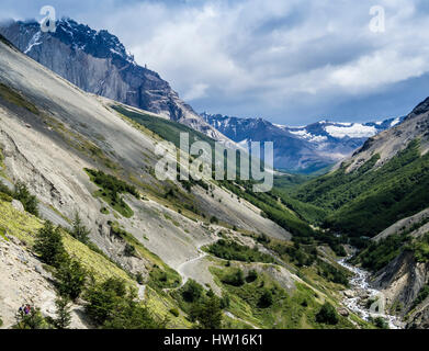 Sentier vers le mirador Las Torres, le chemin de la vallée en suivant la rivière, Parc National Torres del Paine, Patagonie, Chili Banque D'Images