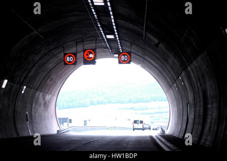 Sortie du tunnel , Tunnelausfahrt Banque D'Images