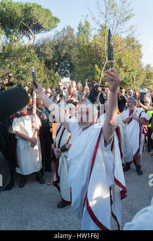 Rome, Italie. Mar 15, 2017. En face de l'endroit où Jules César fut assassiné par Brutus et d'autres sénateurs conspirateurs. La quatorzième édition de la reconstitution historique organisée par le Gruppo Storico Romano. La représentation a été conclu avant la statue de Jules César situé à Via dei Fori Imperiali. Credit : Leo Claudio De Petris/Pacific Press/Alamy Live News Banque D'Images