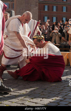 Rome, Italie. Mar 15, 2017. En face de l'endroit où Jules César fut assassiné par Brutus et d'autres sénateurs conspirateurs. La quatorzième édition de la reconstitution historique organisée par le Gruppo Storico Romano. La représentation a été conclu avant la statue de Jules César situé à Via dei Fori Imperiali. Credit : Leo Claudio De Petris/Pacific Press/Alamy Live News Banque D'Images