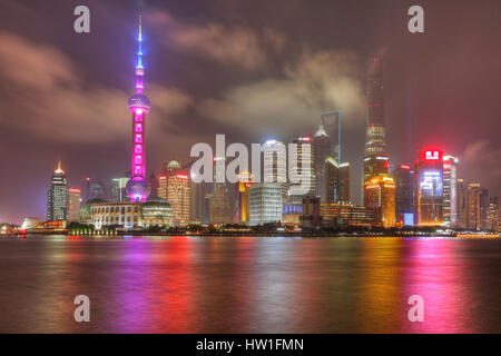 Vue de nuit de l'architecture et gratte-ciel du quartier de Pudong de Shanghai en Chine Banque D'Images