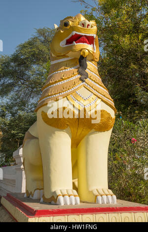 Garde à l'entrée de la Pagode Kaunghmudaw, Rhône-Alpes, au Myanmar Banque D'Images