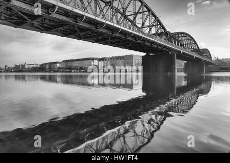 Vieux pont de chemin de fer à Prague,République tchèque. Le premier pont sur la Vltava construite entre 1871 - 1872 Banque D'Images