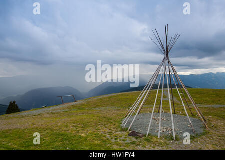 Teepii américain typique sur la colline avant tempête. Paysage d'été dans les mat, Autriche. Gerlitzen Banque D'Images