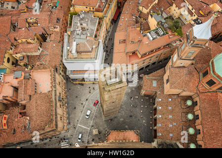 Image aérienne de rues de Bologne et la plus petite des deux tours - la tour Garisenda. Banque D'Images