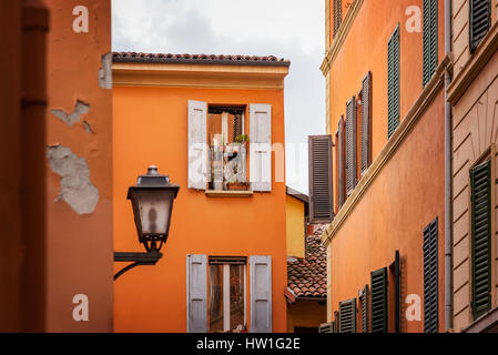 Image de coin de rue avec des bâtiments peints de couleurs vives à Bologne, en Italie. Banque D'Images