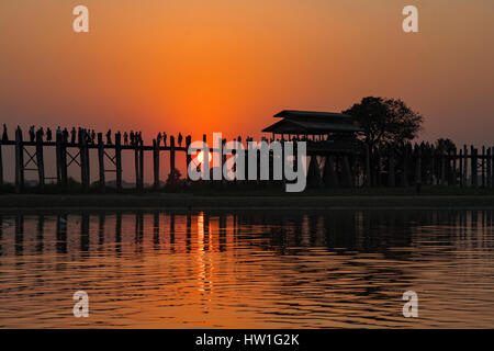Coucher du soleil à U Bein Bridge, près de Amarapura, Myanmar Banque D'Images