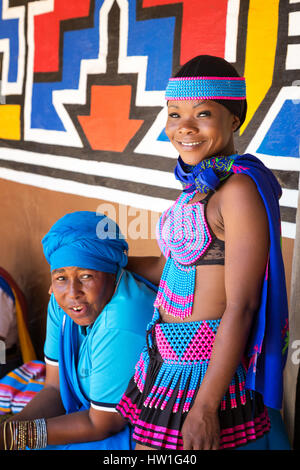Lesedi Cultural Village, AFRIQUE DU SUD - 4 novembre 2016 : Zulu femmes en costume traditionnel coloré travail cordon. Banque D'Images
