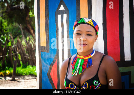 Lesedi Cultural Village, AFRIQUE DU SUD - 4 novembre 2016 : Jeune femme zoulou en costume traditionnel coloré travail cordon. Banque D'Images