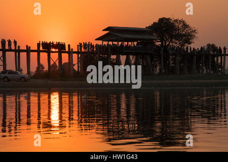 Coucher du soleil à U Bein Bridge, près de Amarapura, Myanmar Banque D'Images