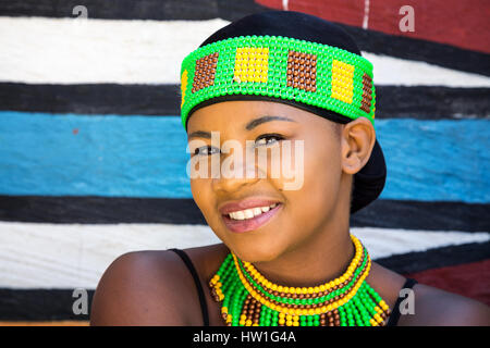 Lesedi Cultural Village, AFRIQUE DU SUD - 4 novembre 2016 : Jeune femme zoulou traditionnel travail en colorul cordon de costume. Banque D'Images