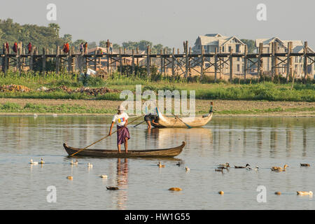 Bateaux sur le lac Taungthaman, près de Amarapura, Myanmar Banque D'Images