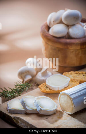 Couteau à fromage avec table, romarin et mushroons Banque D'Images