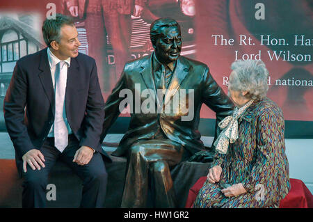 Tony Blair. Mary Wilson. Statue de M. Harold Wilson. 23 septembre 2006, Huyton Merseyside Banque D'Images