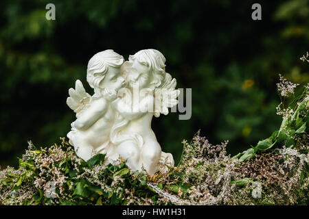 Sculpture de deux anges sur la guirlande de fleurs Banque D'Images