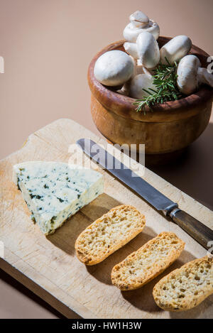 Couteau à fromage avec table, romarin et mushroons Banque D'Images