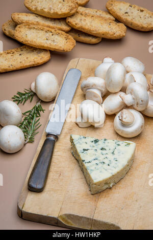 Couteau à fromage avec table, romarin et mushroons Banque D'Images